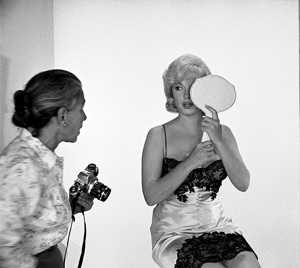 Photographer Eve Arnold with Marilyn Monroe